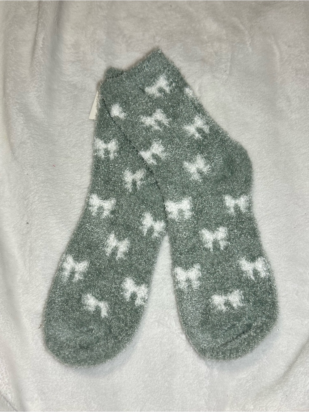 Snugadoo sage gray and white bow fuzzy socks - Picture 2 of 5